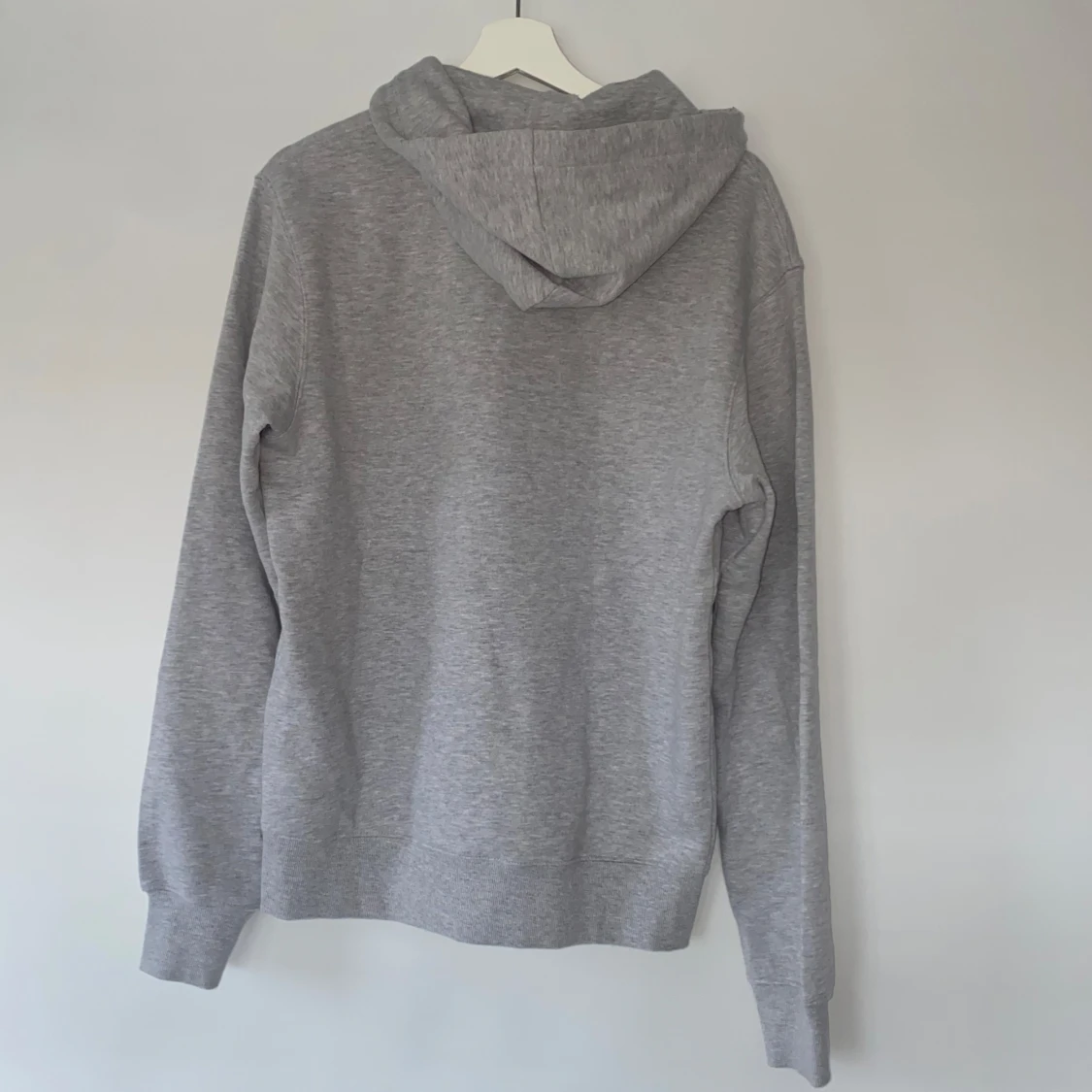 Grå hoddie - 1