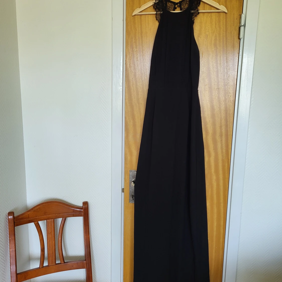 Svart långklänning med spetsdetaljer