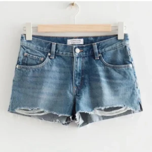 Jeansshorts  - Säljer dessa jeansshorts från &other stories!! Jätte snygga o i ett bra skick, pris kan diskuteras💕💕