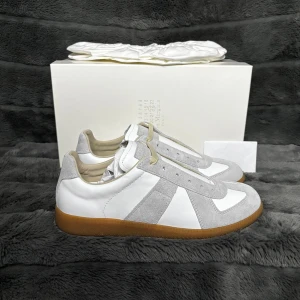Maison Margiela skor - Hej säljer nu mina fina Maison Margiela skor i storlek 40. De är helt nya med dustbag och kommer vara otroligt snygga på sommaren. Nypris cirka 8000kr! Vi kommer att sälja liknande produkter nu i sommar så glöm inte följa profilen!🌊🍾