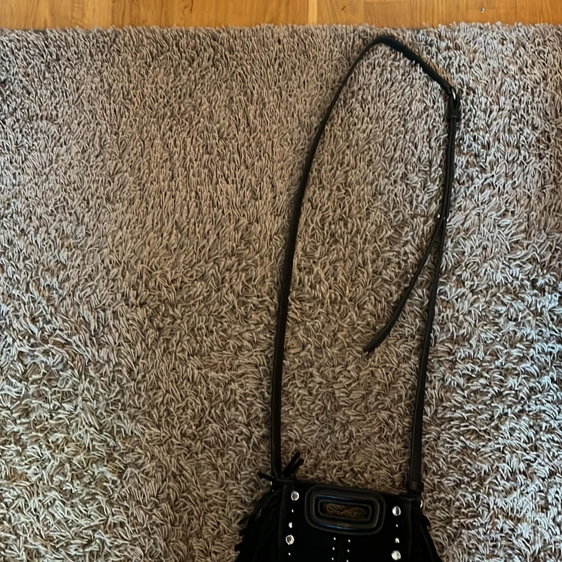 Svart mocka axelväska med fransar från Maje - 4