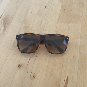 Rayban glasögon  - Snygga  glajjor från rayban, de har inga defekter. Dessa glasögon är enligt mig de allra snyggaste till sommaren! Nypris 1900kr