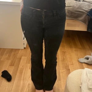 Gina lågmidjade jeans  - Snygga lågmidjade jeans från Gina barn avdelning i strl 158 men passar mig som normalt har strl 34 i jeans. Dom är rätt urtvätta i färgen. Klippt upp banden som man spänner midjan med men det går att fiska upp dom och spänna midjan som man ser på sista bilden☺️