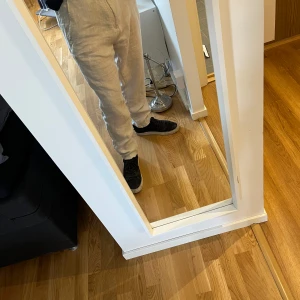 Beige linnebyxor från Zara - Säljer ett par ljusbeige linnebyxor från Zara med avslappnad passform och dragsko i midjan. Mycket bra skick och skön passform. 