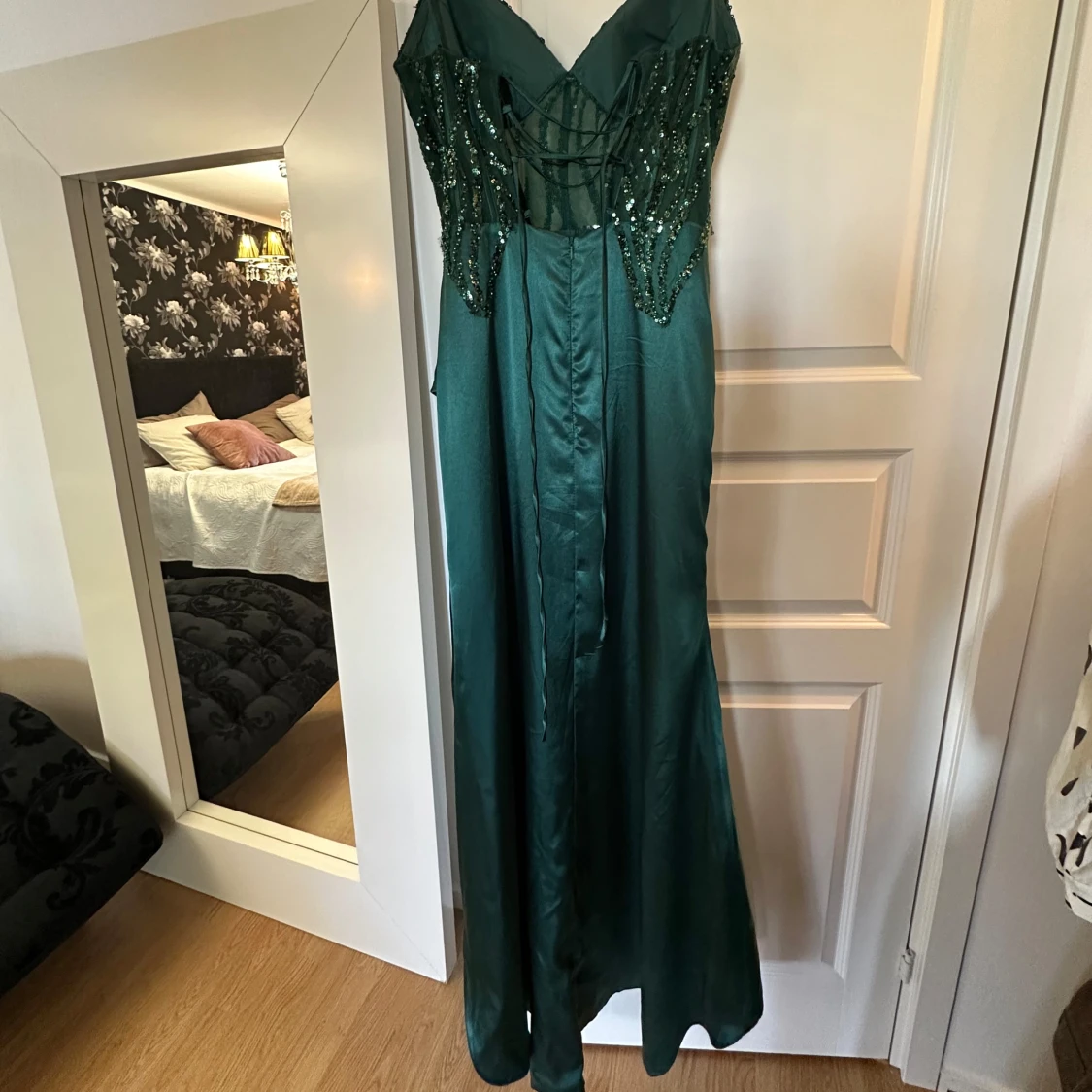 Grön långklänning med paljetter - 1