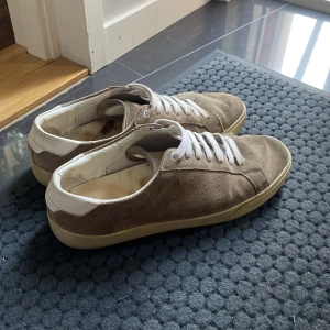 YSL Skor - Skick 7-8/10 ingen defekt utom dålig mocka som går att fixa lätt med en mockaborste, äkta såklart, inget og ingår. Strlk 43,5 men passar mig som har strlk 42,5. Pris kan diskuteras vid snabb affär