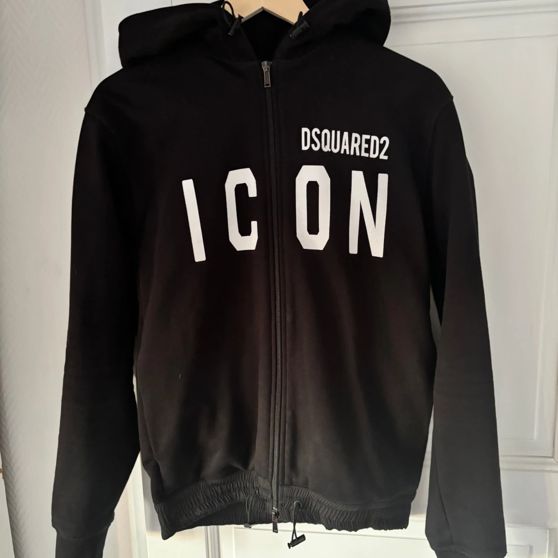 Svart hoodie från Dsquared2 med tryck