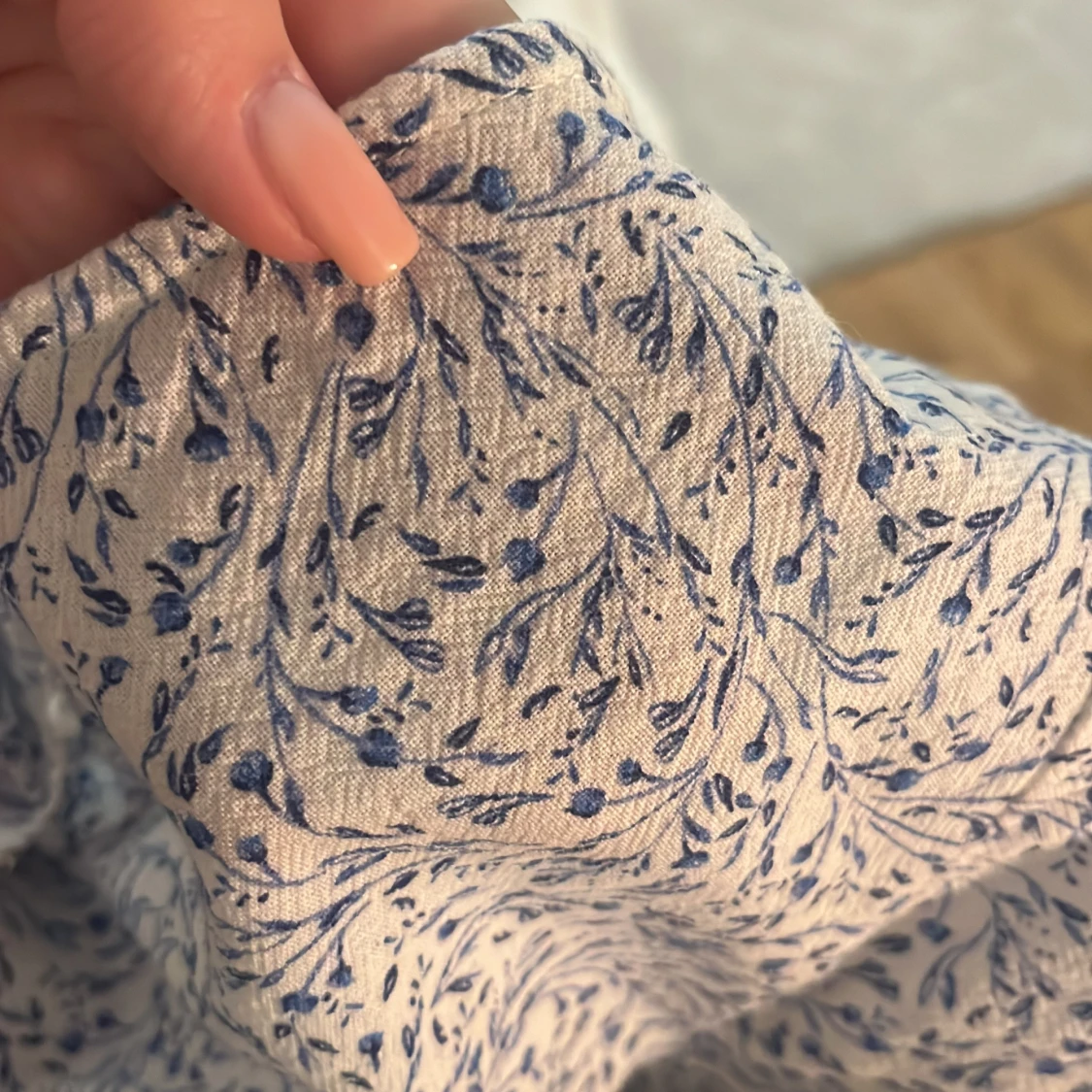 Blommig kortklänning med v-ringning - 2