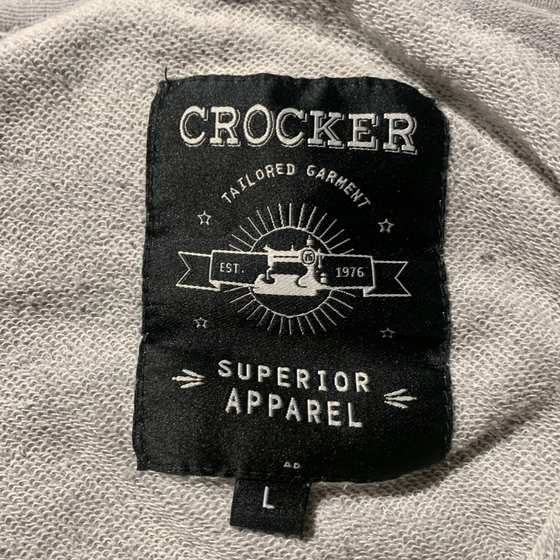 Grå hoodie med Union Jack från Crocker - 2