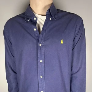 Ralph lauren skjorta - En riktig snygg och trendig Ralph lauren skjorta i fint skick, storlek L, Slimfit, vid frågor är de bara att skriva // Gramenti 