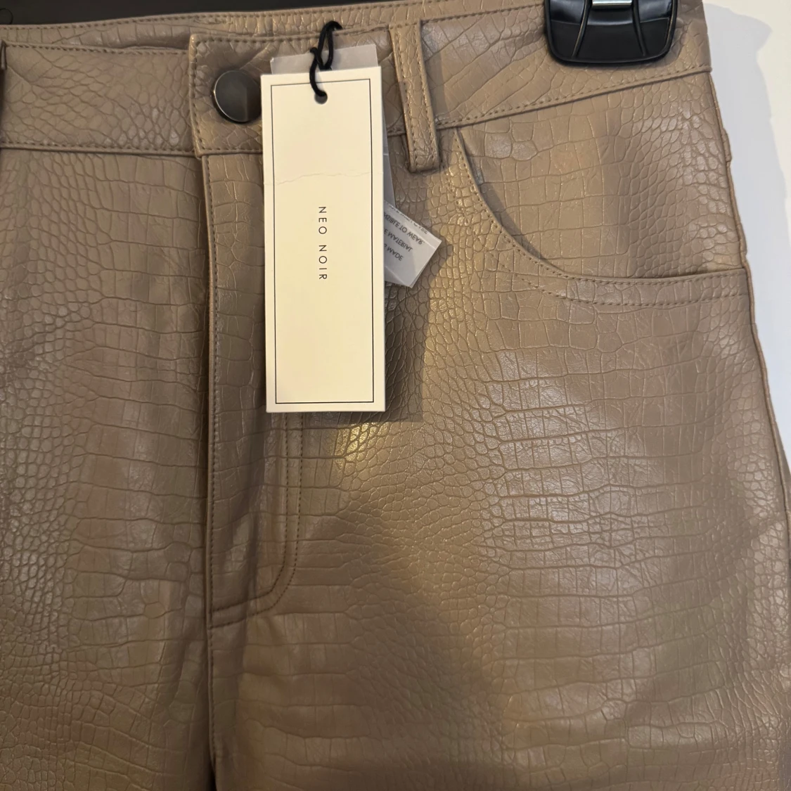 Taupe croc-mönstrade byxor från Neo Noir