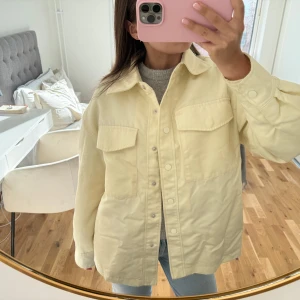 Vårjacka  - Så fin vårjacka i cremevit/ljusgul som aldrig använts då det vart ett felköp 