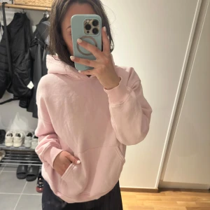 Rosa hoodie Gina - Säljer en ljusrosa hoodie med huva och magficka. Mjuk och skön, passar till det mesta. Stl S