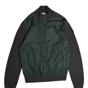 Moncler cardigan  - Moncler cardigan black label. Storlek L. Skick 9/10 som ny! Pris 3790kr. Färg Khaki grön. Finns att köpa på Fashionels.com