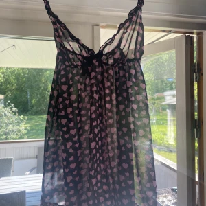 Gulligt nattlinne - använd en gång, hittar inget tillfälle för att använda den ☹️Jättegulligt nattlinne med små hjärtan på☺️
