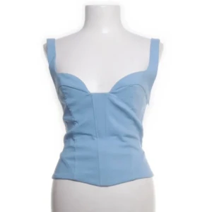 Ljusblå korsettopp - Jag säljer min jättefina ljus blåa korsett topp, som jag har andvänt max 2 gånger! Jag köpte den från sellpy, men toppen är ifrån Zara. Varför jag säljer den är för att den är för liten! Så det är inget fel på den!💕