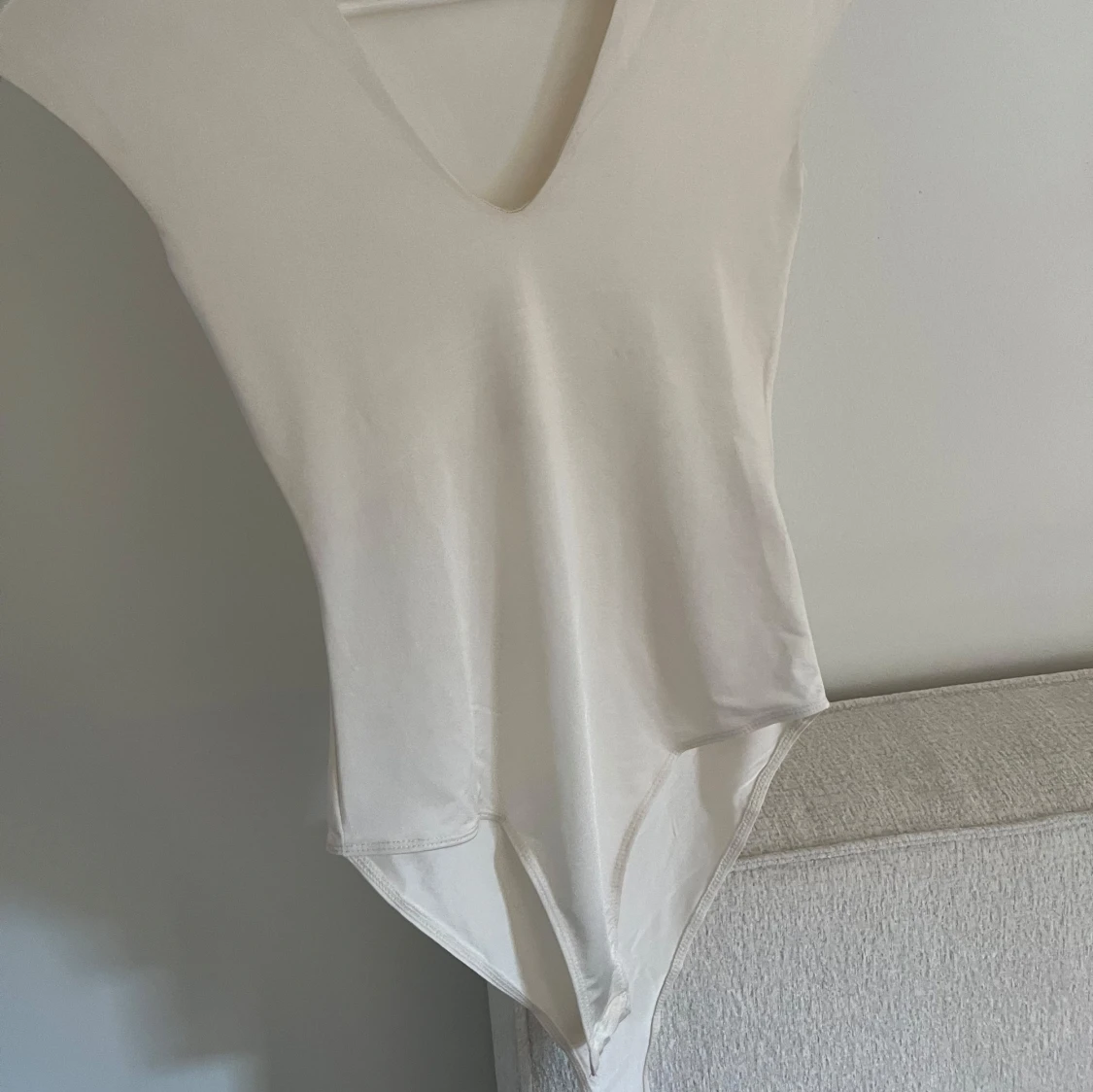 Vit v-ringad bodysuit  - 2