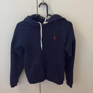Mörkblå hoodie från Ralph Lauren - Köp🩷