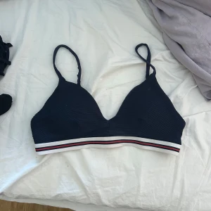 Mörkblå ribbad bikini topp    - Säljer då jag inte längre har användning för den 