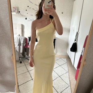 Ljusgul balklänning - Först till kvarn! 🤍  Säljer en elegant och snygg balklänning i satin med öppen rygg med knytband. Klänningen har en smickrande slim passform och är perfekt för sommarens fester eller bal. Materialet känns mjukt och följsamt. Köpt i en Boutique i Frankrike för 1500 kr. Säljer pga hittade en annan som passade mig bättre. Aldrig använd. Jag är 175 cm lắng och den går ända ner till marken. Jag brukar ha xs/s. Går att reglera i midjan mha banden så passar därmed fler storlekar❤️