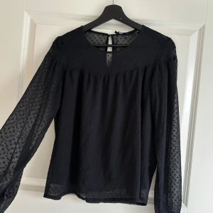 Blus - Svart blus ifrån vero moda jätte fin, jag har aldrig använt. Storlek S