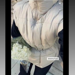 Beige vadderad dunväst med bälte - Säljer denna jätte snygga väst med bälte till, säljer då den ej kommer till användning 🌸 S/Xs