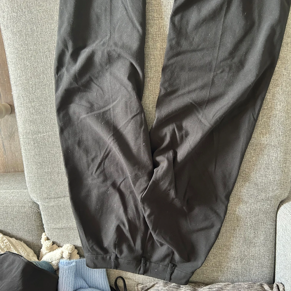 Svarta kostymbyxor från Amisu - 2