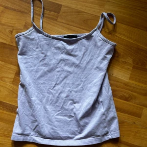 Ljuslila linnetopp med smala axelband - Säljer en ljuslila linnetopp med smala axelband. Toppen är enkel och stilren, perfekt för varma dagar! Jättefint skick och knappt använd 💞