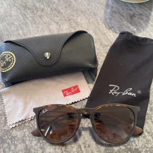 Ray-ban solglasögon  - Sjukt snygga solglasögon, har en liten defekt bara,man tänker ej på det och ser fortfarande genom solglasögonen (andra bilden) allt finns kvar såsom dustbag, puts och box. Nypris : 2000