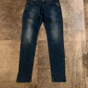 Replay anbass jeans  - Säljer mina feta replay anbass jeans, top skick. Bara hör av dig om frågor. 32/32