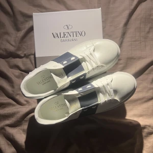 Valentino Garavani - Mörkblåa valentino Garavani, helt nya.