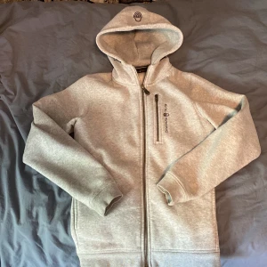 Sail racing hoodie  - En riktigt snygg grå hoodie från sail racing i storlek 160, den är i väldigt bra skick utan några tecken av användning
