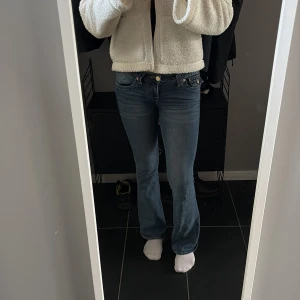 Blå bootcut jeans från True Religion - Säljer mina blå true religion jeans. Knappt använda så därav i väldigt bra skick . Midjemåttet är 26 och benlängden 34 .Köpta för 1399. 