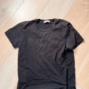 Givenchy T-shirt - Tjena, säljer nu denna givenchy tröja som jag köpte på en resa i Paris. Den är ungefär 1 år gammal men inga tydliga tecken på slitage. Passar perfekt nu till sommaren!