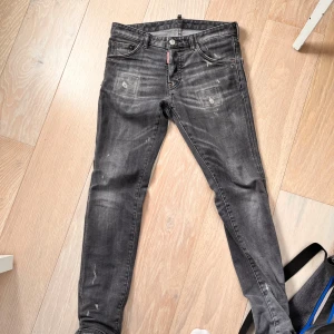Dsquared jeans - Tjena, jag säljer ett par Dsquared jeans som är slim fit och passar storleken 156/164. Priset är inte hugget i sten! Mvh Adde