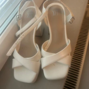 Vita klackar!! - Säljer mina super söta klackar som är perfekta till balen till exempel. Klacken är typ 6/7 cm och jag har vanligt vist 37 men de passade ändå!💞