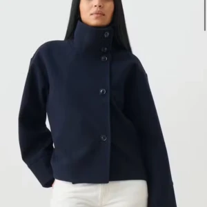 Jacka med krage Gina Tricot - Jacka med hög krage från Gina Tricot som är slutsåld! I strl xs! Den svarta färgen och inte den mörkblå☺️