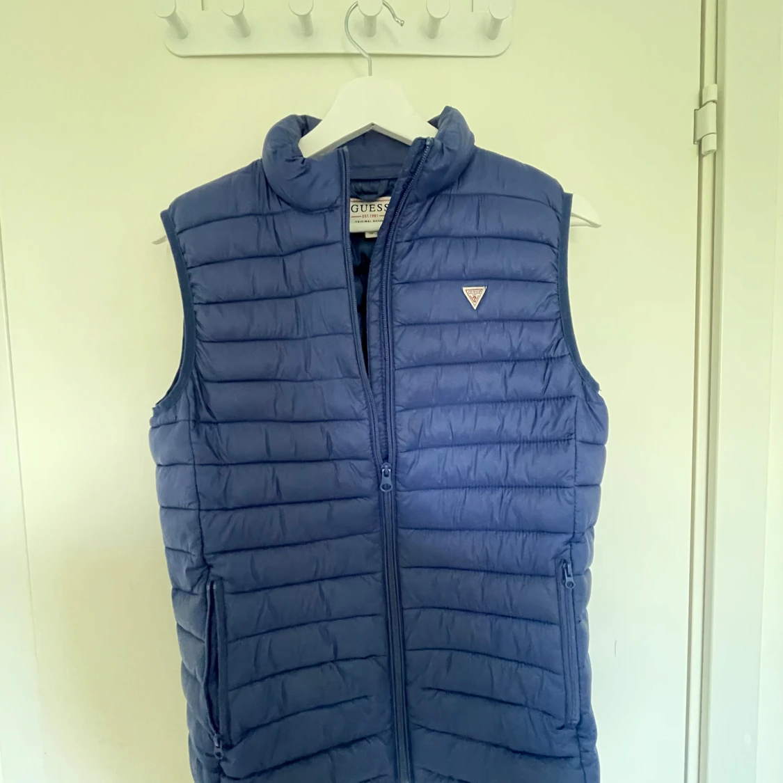 Blå dunväst från Guess - 1