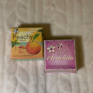 W7 rouge och bronzer - Två puder-bronzers från W7: Peachy Beach i en persikofärgad ton och Honolulu i en djupare brun nyans. Båda kommer i fyrkantiga kartongförpackningar med färgglada designer. Perfekta för att ge ansiktet värme och lyster. 30 kr för båda två