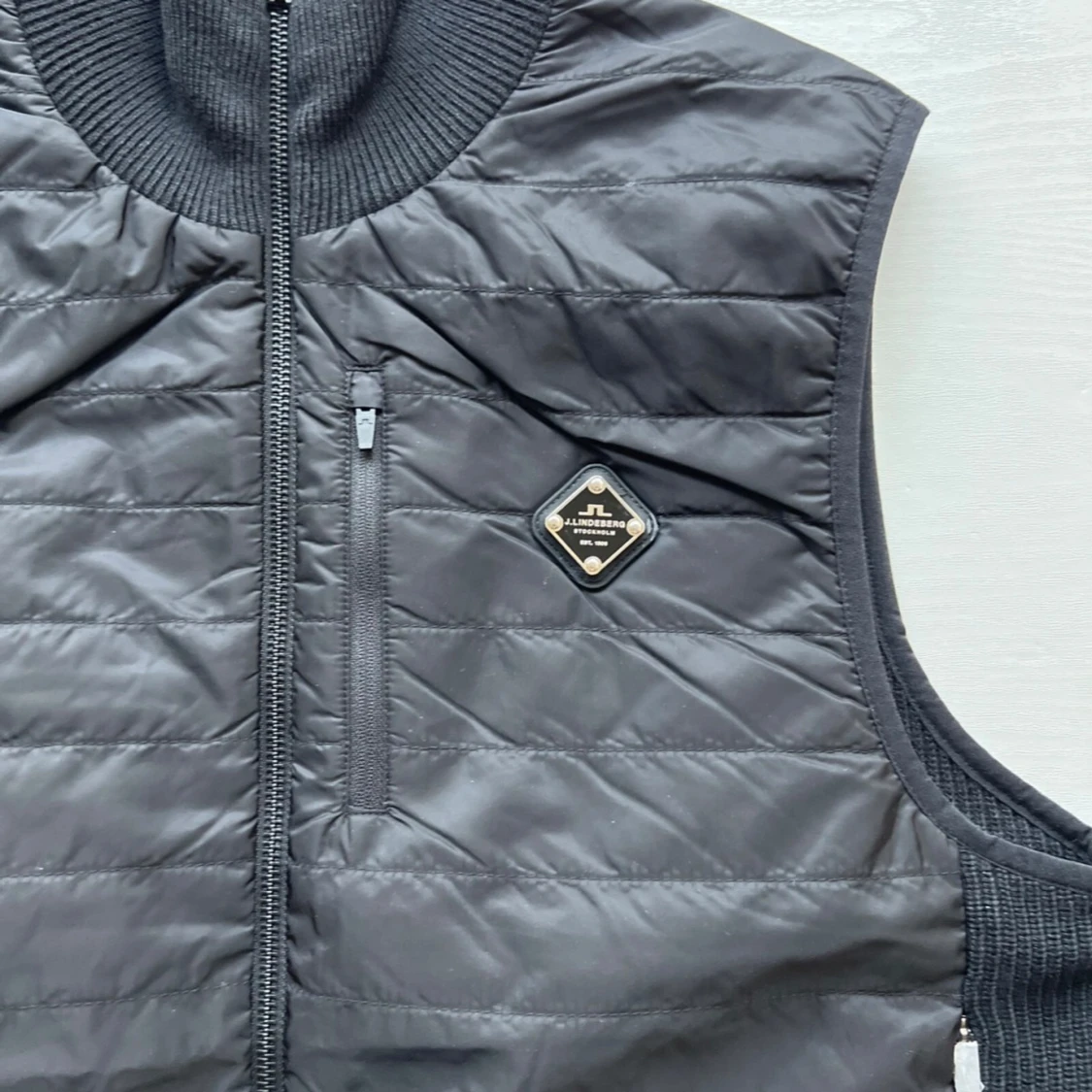 Svart quiltad väst från J.Lindeberg - 1