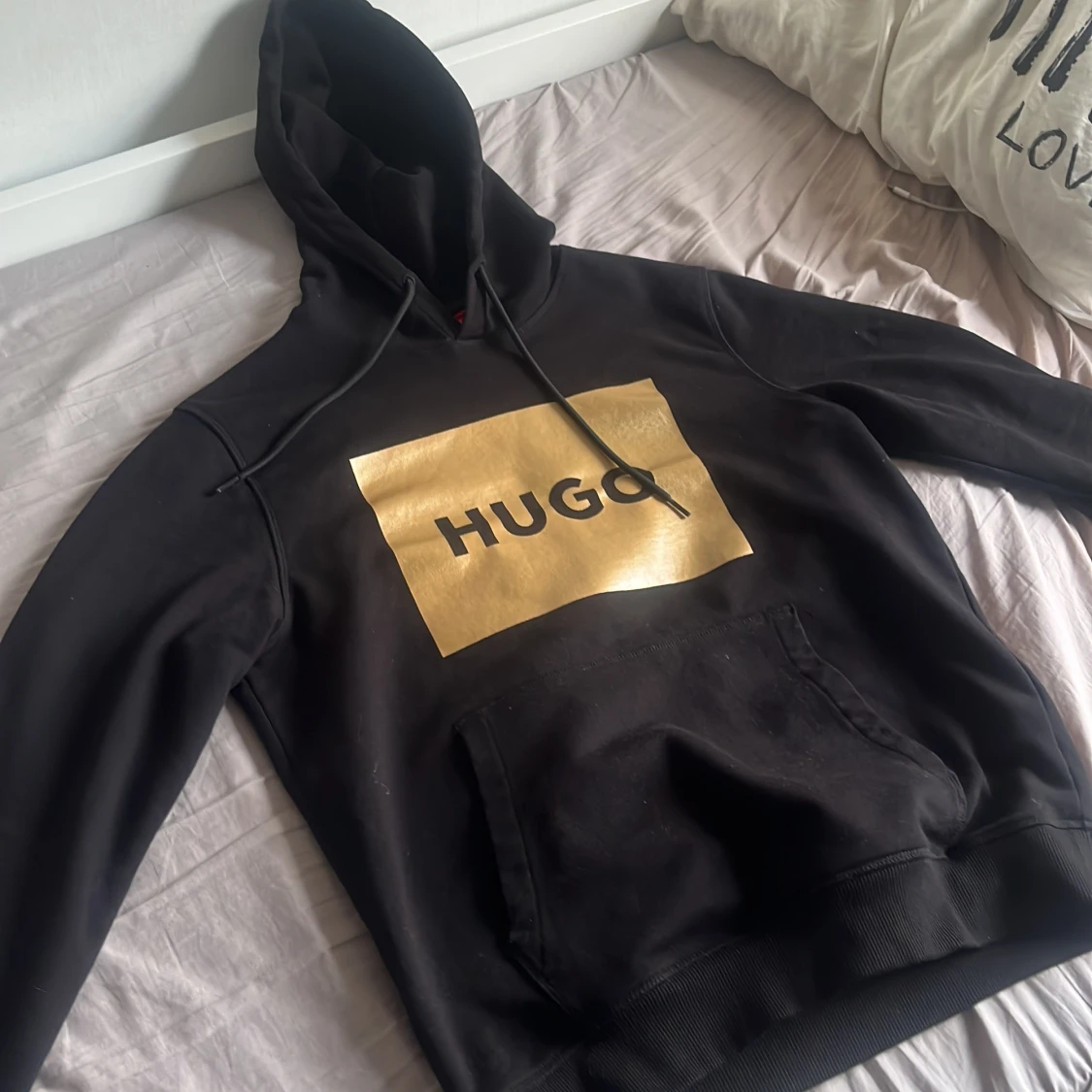 Svart hoodie från HUGO med gulddetalj