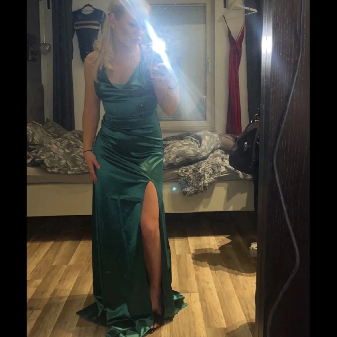 Vinröd balklänning med slits och öppen rygg