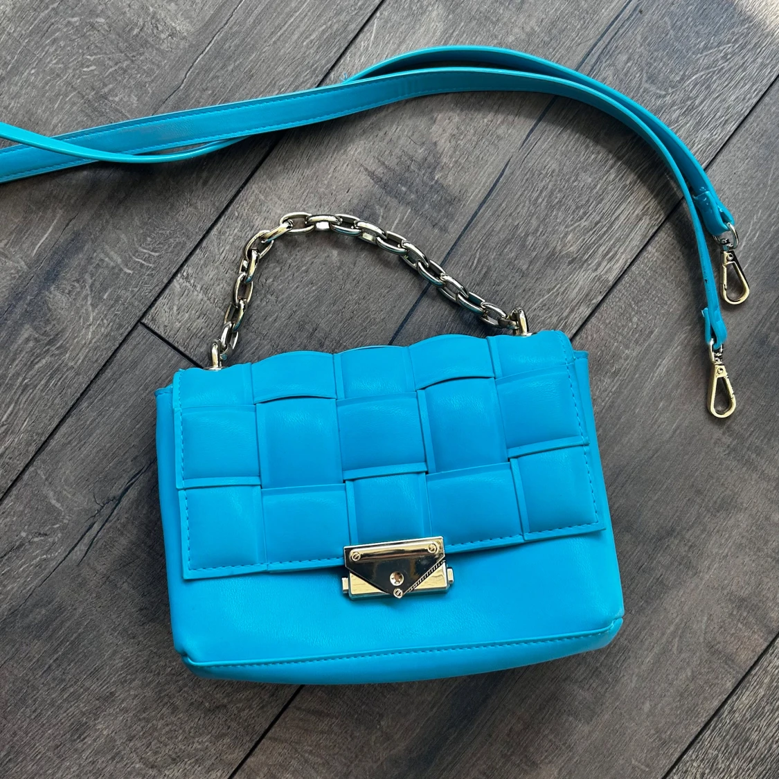Turkos axelväska med kedjedetalj