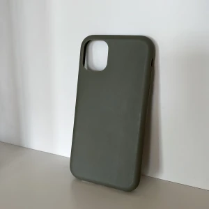 Grönt mobilskal till iphone 11 - Säljer ett stilrent grönt mobilskal till iphone 11 använd fåtal gånger slängs om inte köps.
