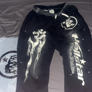Hellstar sweatpants - Sköna byxor och bra material. Samt att dem sitter bra och har en annorlunda look