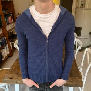 100% kashmir hoodie  - Jävligt najs hoodie i 100% kashmir i perfekt skick 🙌 skriv vid fråga!