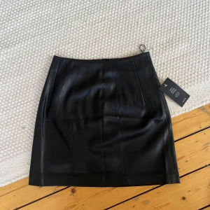 Kjol - Oanvänd med lappar kvar 