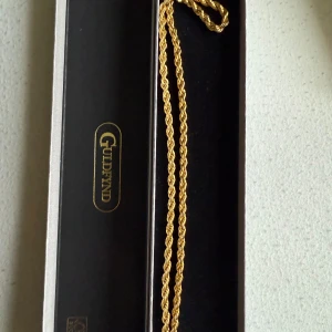 Guldfärgat halsband från Guldfynd - Säljer ett elegant guldfärgat halsband från Guldfynd med tvinnad kedja. Perfekt för dig som gillar klassiska smycken med en lyxig känsla. Kommer i originalask.
