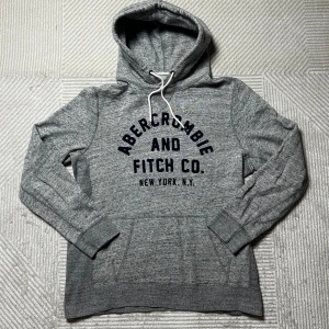 A&F hoodie Grå | M - A&F hoodie grå | bra skick och har mycket kvar att ge | om du har några funderingar hör då gärna av dig  | 🌟