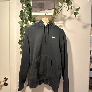 Nike Hoodie  - En trevlig Nike Hoodie med vintage känsla. Väldigt skön och stilren med den klassiska logotypen. Snygg till ett par baggy jeans för kontrast. Har lite slitage på ärm som syns på tredje bilden 